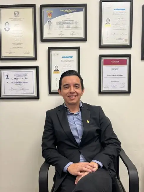 Dr. Jeffry Romero is a double certified surgeon, highly specialized in Bariatric Surgery.